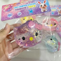 لعبة سكويشي هيلو كيتي من سانريو بلمعان، مع مالتوز، كرة فيدجيت ناعمة بطيئة الارتفاع لتخفيف التوتر والقلق