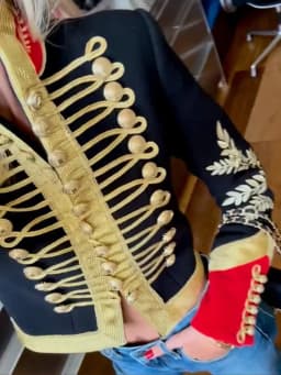 جاكيت نسائي قصير ذهبي أنيق بتصميم نابليون، ياقة واقفة، أزرار بعقدة، أكمام طويلة، جاكيت ضيق، جديد ربيع 2026، ملابس الشارع