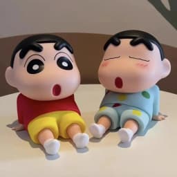 تلوين شين تشان أرقام حامل هاتف Kawaii أنيمي سطح المكتب الحلي الكرتون مشاهدة التلفزيون الهاتف دعم لطيف دمية الزينة