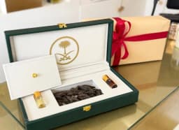 شنطة اهداءجلد ايطالي فاخرة للاهداء بداخلها مخلط الشيخ محاكي لعطر كلمات وأوقيتين تايجر كمبودي القديم
