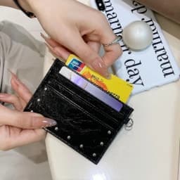 محفظة بطاقات جلدية رقيقة للغاية بتصميم متشقق، حجم صغير مع فتحات متعددة، حامل بطاقات بمسامير، محفظة نقود بلون موحد من الجلد الصناعي للطلاب