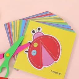 مجموعة أدوات مهارات الأطفال المكونة من 96 قطعة - تتضمن أدوات قطع الورق، مقصات آمنة للأطفال، مناسبة للأوريغامي، تدريب المهارات الحركية الدقيقة، تصميمات حيوانات، تصميمات فواكه، وتصاميم وسائل النقل، تحسّن التناسق بين اليد و