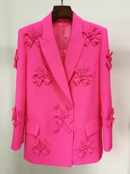 أحدث سترة نسائية من تصميم الأزياء الراقية لعام 2026، مزينة بزهور ثلاثية الأبعاد، بصف أزرار مزدوج وطراز طويل