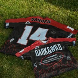 تي شيرت رجالي جديد لعام 2026 بتصميم مستوحى من "Dark & Wild"، قميص كرة قدم شبكي أسود وأحمر بطبعة "Danger"، ملابس الشارع بياقة على شكل V، قمصان صيفية
