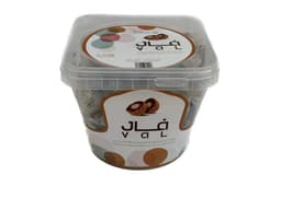كرات تمر محشوة بالطحينة ومغطاة بالسمسمDate balls stuffed with tahini and covered with sesame