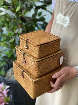 سلة مربعة بغطاء