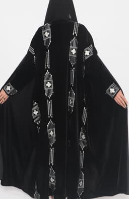 عباية شتوية مخمل اسود ( تطريز يدوي )