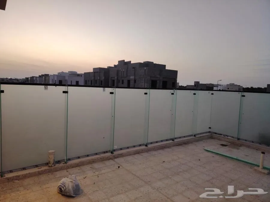 تركيب زجاج سكريت ومريات تولات زجاج تربين سلم زجاج وصيانه — صورة 4