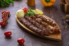 نفر مشوي مشكل لحم مع الرز