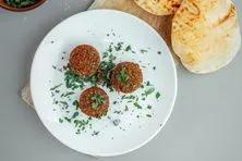 حبات الفلافل المقرمشه عدد خمس