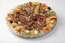 نصف تيس مدفون مع رز ألمندي