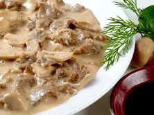 لحم بالفطر