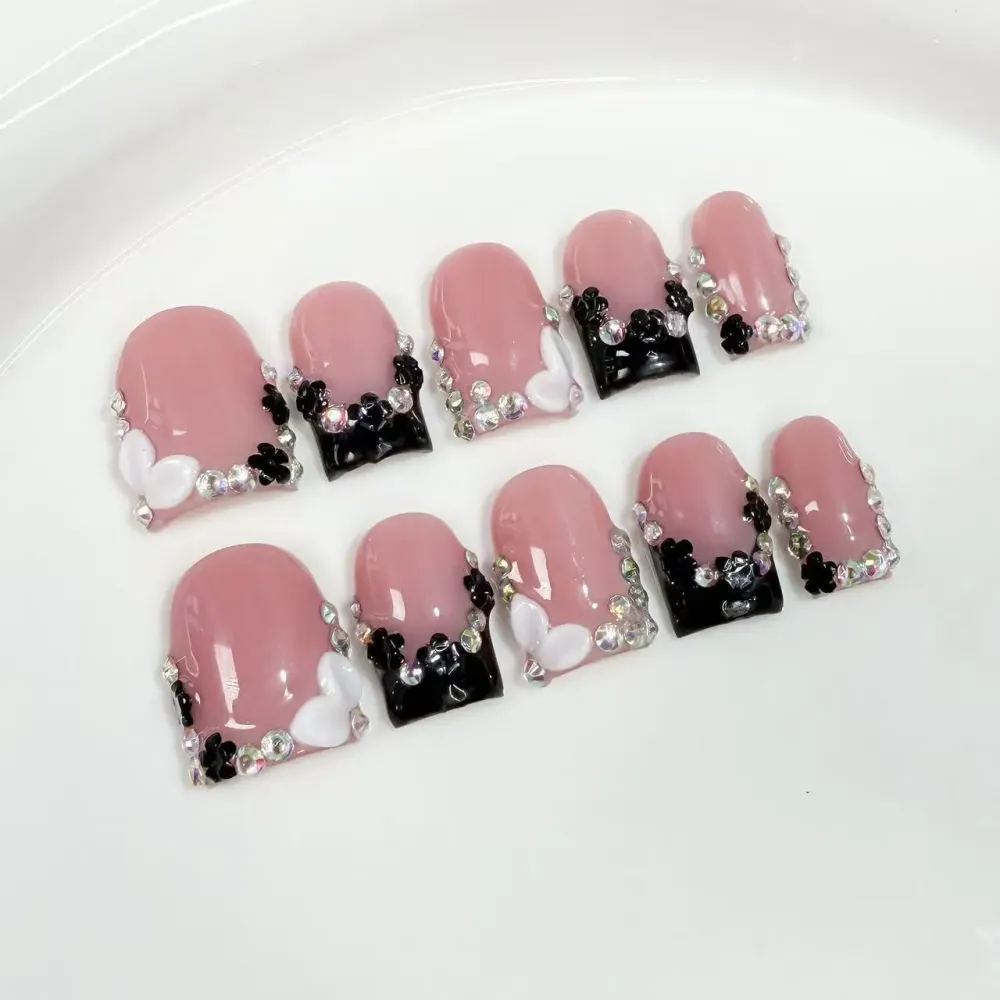 10 قطع من الأظافر الاصطناعية الراقية بأسلوب الفتاة الحلوة والرائعة، مزينة برسومات ثلاثية الأبعاد مرسومة يدويًا، وسلسلة مذهلة وألماس مصنوع يدويًا. — صورة 1