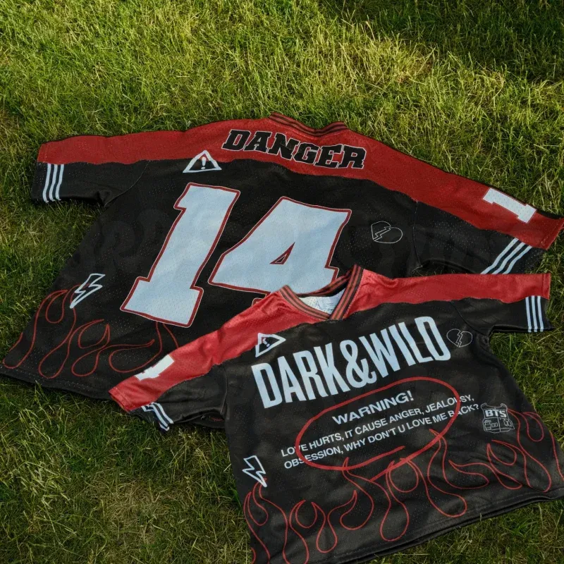 تي شيرت رجالي جديد لعام 2026 بتصميم مستوحى من "Dark & Wild"، قميص كرة قدم شبكي أسود وأحمر بطبعة "Danger"، ملابس الشارع بياقة على شكل V، قمصان صيفية — صورة 1